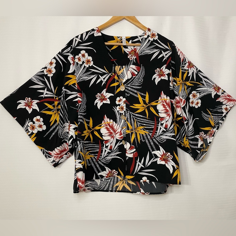 Women’s Fashion Collection Black Floral Button-Down Blouse Size Large